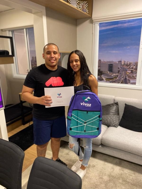 Clientes do Guilherme Azevedo comemorando a compra do imóvel