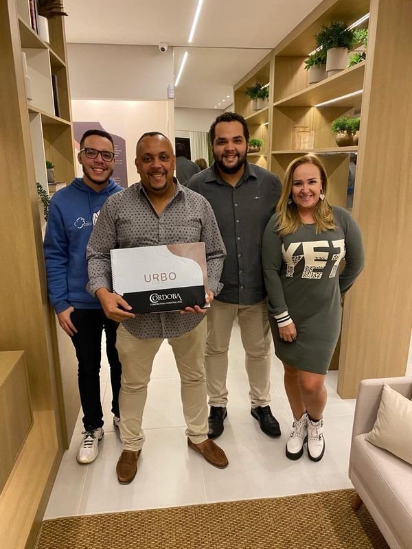 Clientes do Guilherme Azevedo comemorando a compra do imóvel