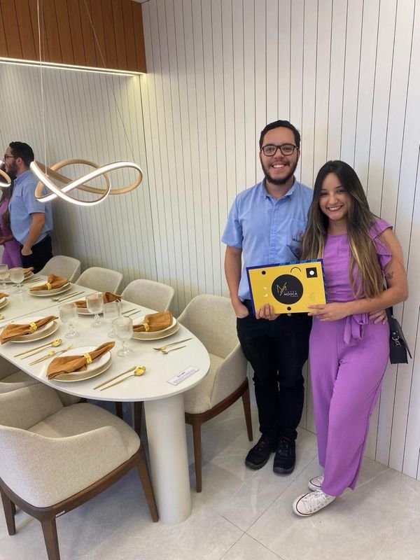 Clientes do Guilherme Azevedo comemorando a compra do imóvel
