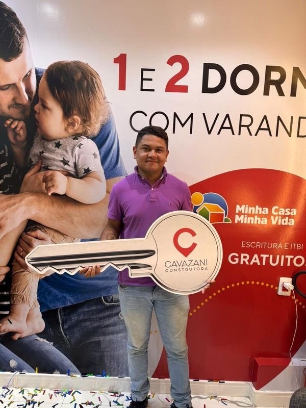 Clientes do Guilherme Azevedo comemorando a compra do imóvel