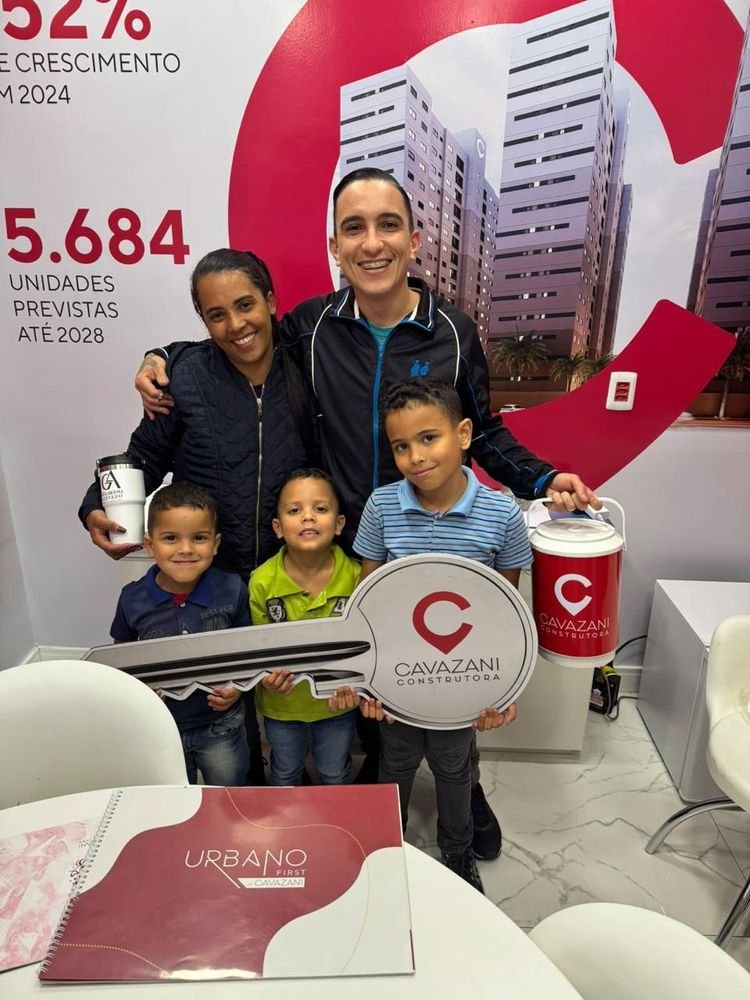 Clientes do Guilherme Azevedo comemorando a compra do imóvel