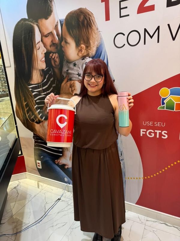 Clientes do Guilherme Azevedo comemorando a compra do imóvel